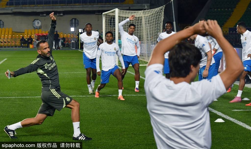 库尔图瓦300场里程碑:胜利与零封的背后,皇马球迷的支持不可或缺